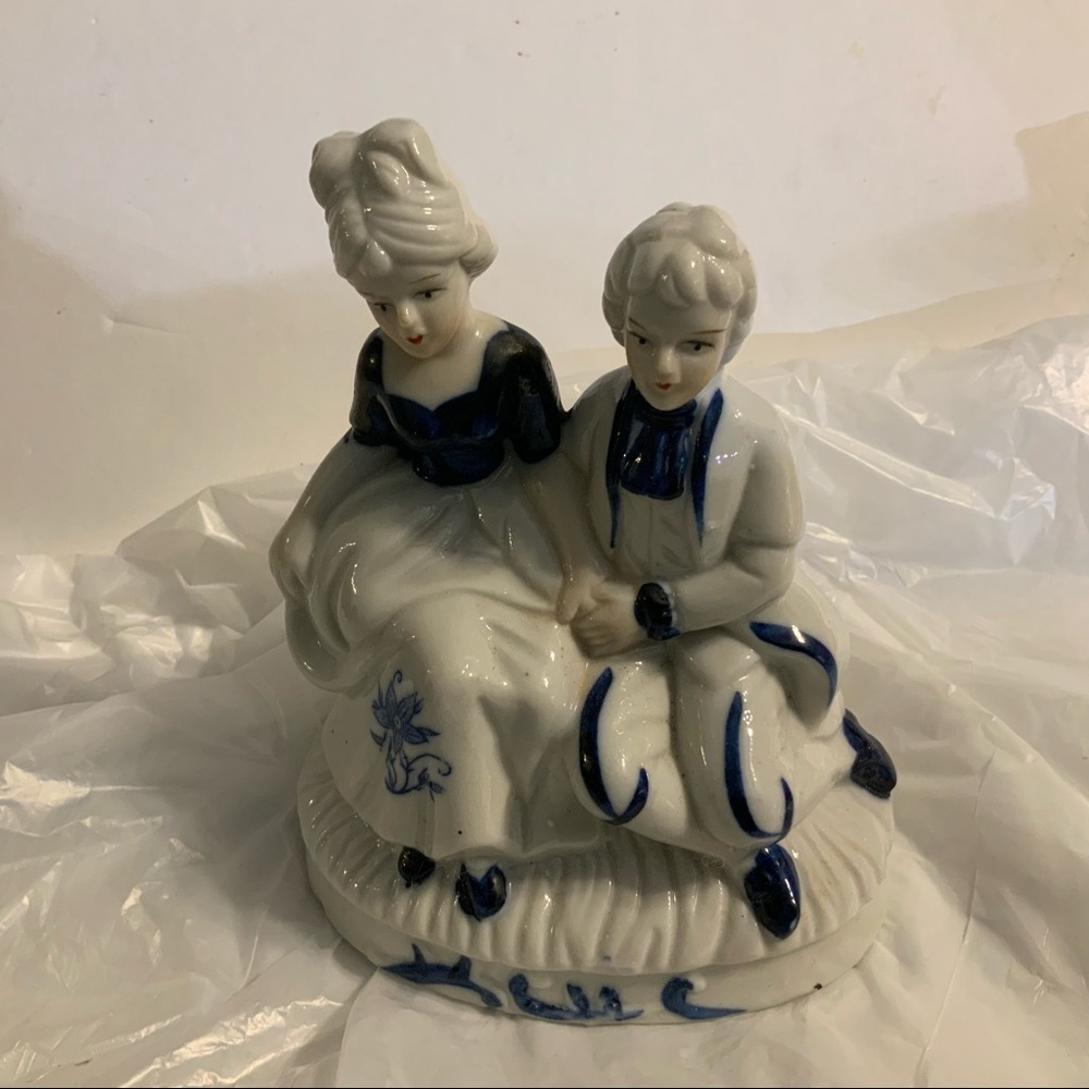DeVille Delft Style Man & Woman Figurine vintage Taiwan